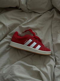 adidas Campus 00s ‘Better Scarlet Cloud White’ – detail van hielbadge en tonglabel met Trefoil-logo en SKU H03474 
