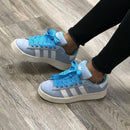 JI4651 adidas Campus 00s Clear Sky Gum GS – model draagt Grade School fit sneaker in casual streetwear look 