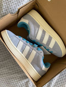 JI4651 adidas Campus 00s Clear Sky Gum GS – close-up suède upper en gum outsole in Clear Sky/Blue/Gold Metallic, Grade School fit