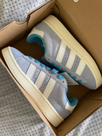 JI4651 adidas Campus 00s Clear Sky Gum GS – close-up suède upper en gum outsole in Clear Sky/Blue/Gold Metallic, Grade School fit