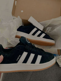 ID2064 adidas Campus 00s GS Core Black – close-up zwarte suède overlay, gestikte 3-Stripes en subtiel denim accent 