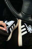 adidas Campus 00s ‘Core Black’ – Regular fit gedragen met tapered black jeans en zwarte crew socks voor een tonal streetwear look
