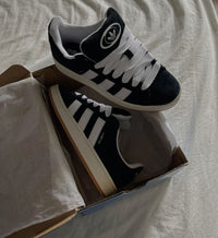 adidas Campus 00s ‘Core Black’ – detail van hielbadge en tonglabel met tonale Trefoil-logo in diepzwart
