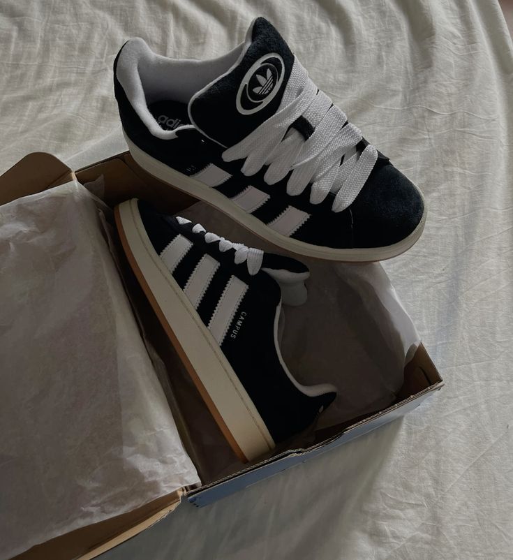 adidas Campus 00s ‘Core Black’ – detail van hielbadge en tonglabel met tonale Trefoil-logo in diepzwart
