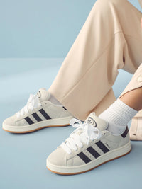 adidas Campus 00s ‘Cream White Dark Blue’ – model draagt deze retro-inspiratie sneaker met tapered jeans in casual streetwear look