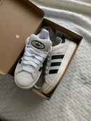 adidas Campus 00s ‘Crystal White/Core Black’ – close-up van premium suède textuur, zichtbare perforaties en glanzende zwarte overlays 