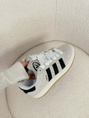 adidas Campus 00s ‘Crystal White/Core Black’ – detail van hielbadge en tonglabel met Off White accenten en Trefoil-logo 