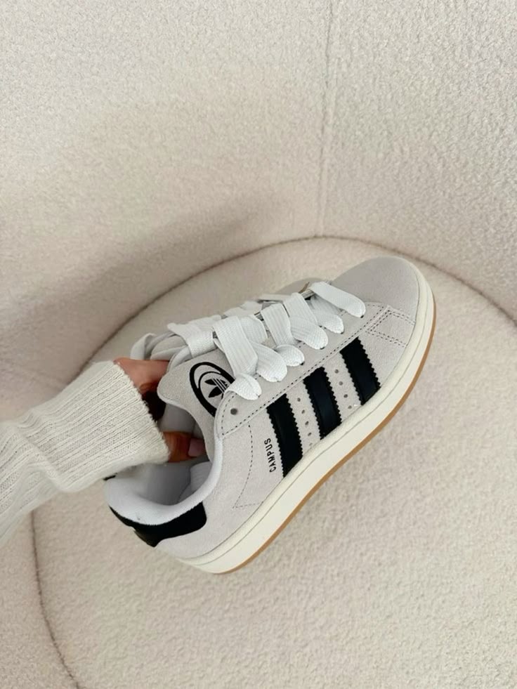 adidas Campus 00s ‘Crystal White/Core Black’ – detail van hielbadge en tonglabel met Off White accenten en Trefoil-logo 
