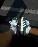 adidas Campus 00s GS Dark Green/Cloud White – Grade School pasvorm gestyled met skinny jeans en crew socks voor frisse kids streetwear