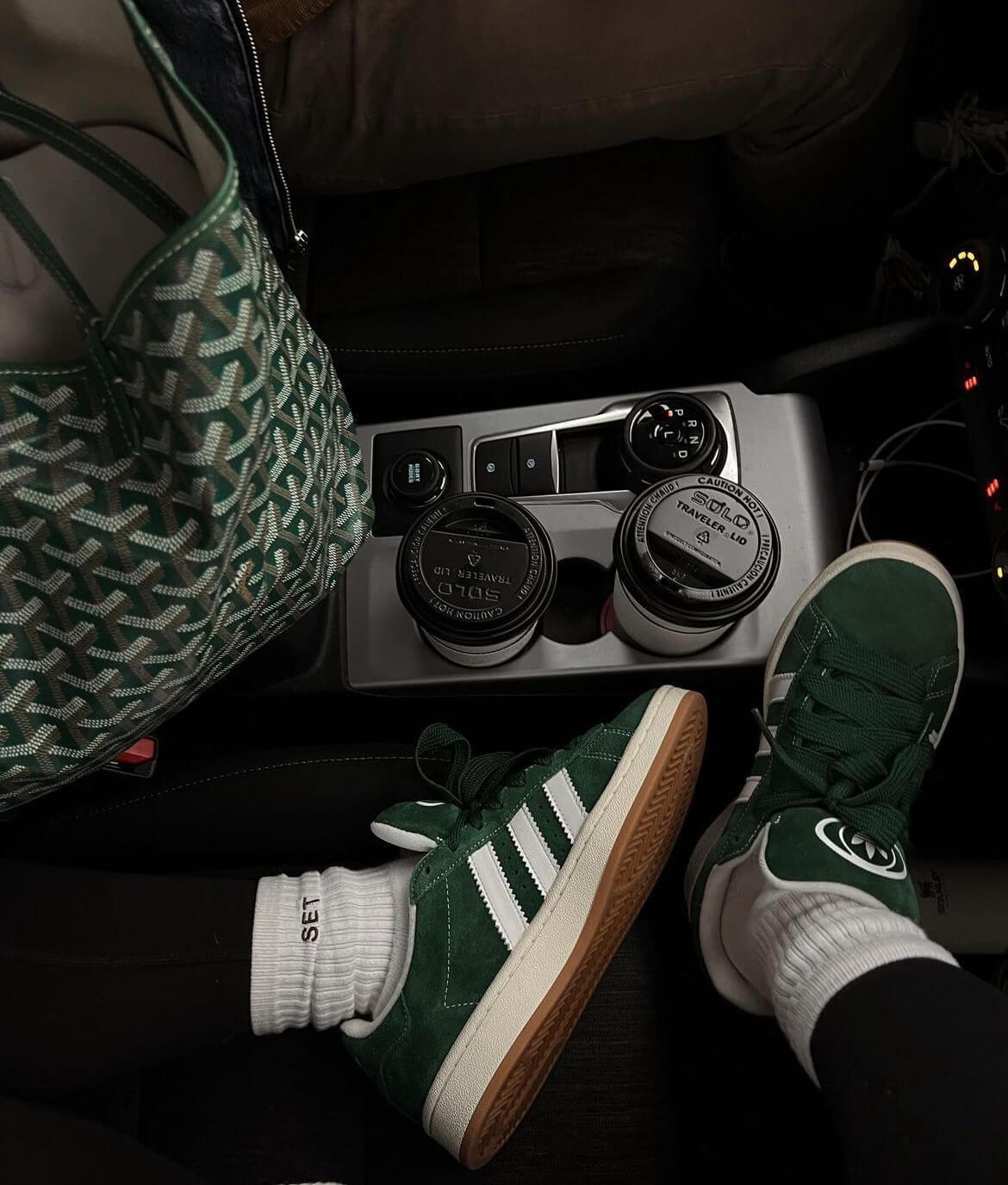 adidas Campus 00s GS Dark Green/Cloud White – close-up van premium suède textuur in Dark Green en subtiele Cloud White contraststrepen