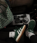 adidas Campus 00s GS Dark Green/Cloud White – close-up van premium suède textuur in Dark Green en subtiele Cloud White contraststrepen