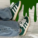 adidas Campus 00s GS Dark Green/Cloud White – detail van hielbadge en tonglabel met Trefoil-logo in Cloud White