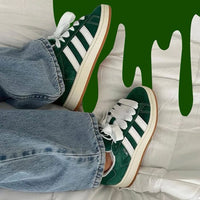 adidas Campus 00s GS Dark Green/Cloud White – detail van hielbadge en tonglabel met Trefoil-logo in Cloud White