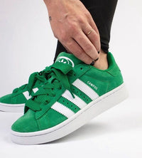 adidas Campus 00s WMNS Green Cloud White – close-up van fijne suède textuur in Dark Green en subtiel Cloud White accent