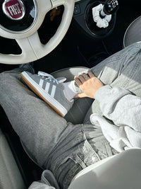 adidas Campus 00s GS Grey White – close-up van de zachte Grijs Three suède overlay, zichtbare stiksels en Cloud White overlays 