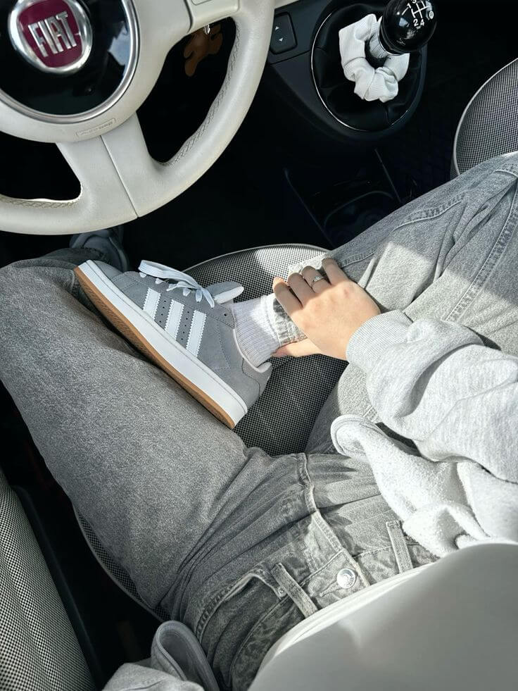 adidas Campus 00s GS Grey White – close-up van de zachte Grijs Three suède overlay, zichtbare stiksels en Cloud White overlays 