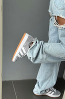 adidas Campus 00s GS Grey White – detail hielbadge en tonglabel met Trefoil-logo in Cloud White tint 