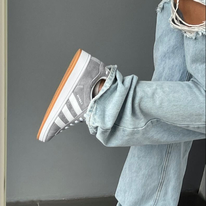 adidas Campus 00s GS Grey White – detail hielbadge en tonglabel met Trefoil-logo in Cloud White tint 