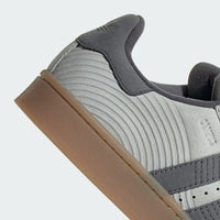 IF4336 adidas Campus 00s Japanese Rock Garden Ash Silver – detail van hielbadge met Zen Garden Pack-logo en tong-trefoil in Ash Silver tint