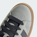 IF4336 adidas Campus 00s Japanese Rock Garden Ash Silver – model draagt deze chunky Campus 00s met tapered denim voor een zen-geïnspireerde streetwear look