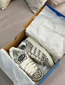 adidas Campus 00s WMNS Leopard – model draagt Regular fit sneaker met leopard-print detail in een edgy streetwear look 