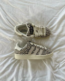 adidas Campus 00s WMNS Leopard – close-up van rijke suède textuur en contrasterende Core Black 3-Stripes met wild-print accent 