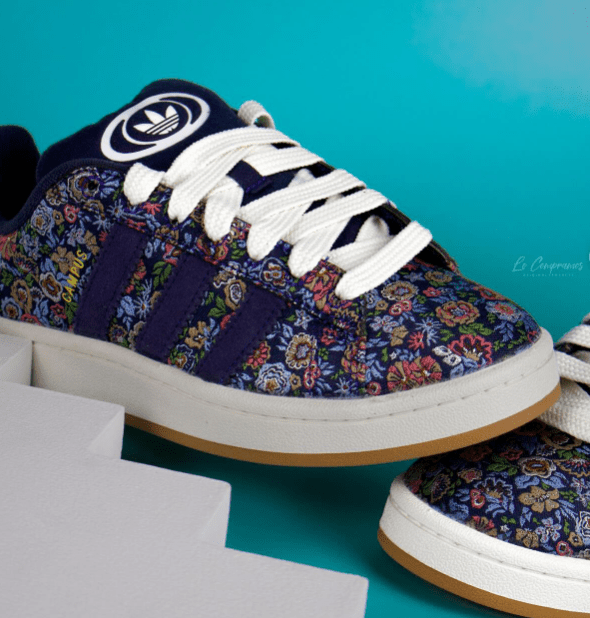 JH7843 adidas Campus 00s Liberty London Floral Embroidery (Women’s) – model draagt Regular fit met floral-print sneaker en high-waist jeans voor spring streetwear