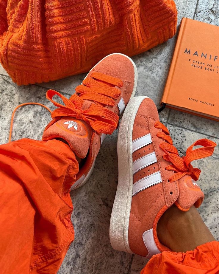adidas Campus 00s GS ‘Orange Gum’ – close-up van fijne suède textuur, perforaties en de kenmerkende gum outsole in Cloud White accent 