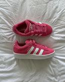 ID7028 adidas Campus 00s Pink Fusion (Women’s) – close-up van zachte Pink Fusion-suède overlay, zichtbare perforaties en textuurdetail 