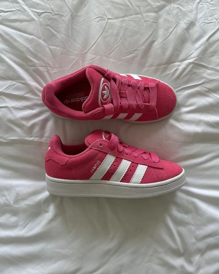 ID7028 adidas Campus 00s Pink Fusion (Women’s) – close-up van zachte Pink Fusion-suède overlay, zichtbare perforaties en textuurdetail 