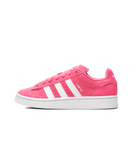 ID7028 adidas Campus 00s Pink Fusion (Women’s) – vooraanzicht suède sneaker in helderroze “Pink Fusion” met gum rubber outsole en wit Trefoil-logo 