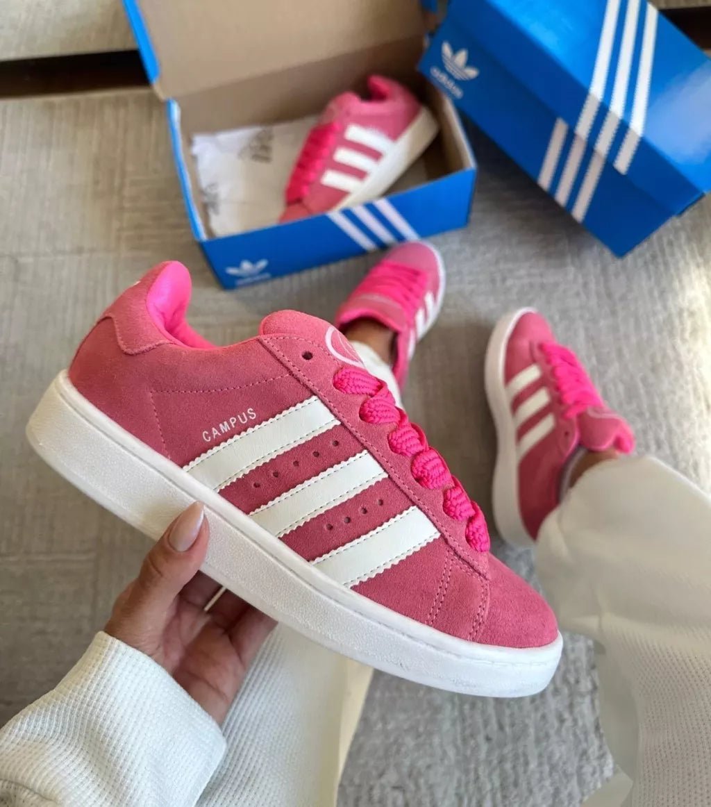 ID7028 adidas Campus 00s Pink Fusion (Women’s) – model draagt Regular fit Campus 00s in levendig roze met high-waist jeans voor een zomerse streetwear look 