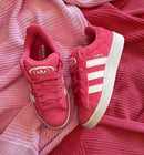 ID7028 adidas Campus 00s Pink Fusion (Women’s) – detail hielbadge en tonglabel met Rose Gold-accenten en “Campus” debossing 