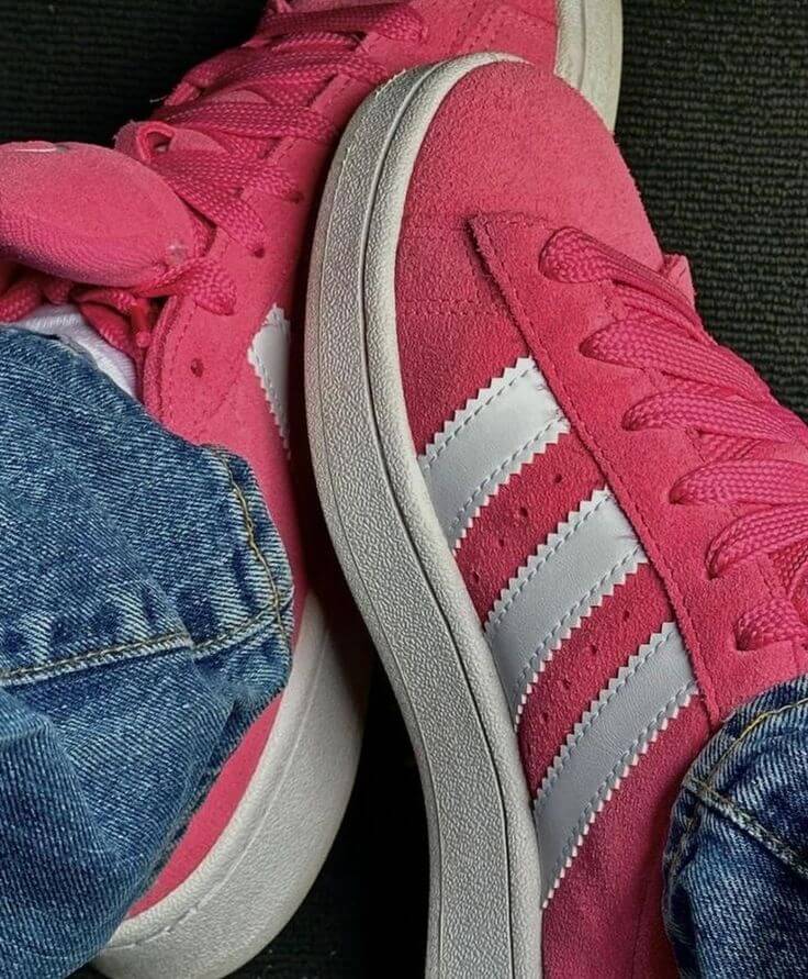 IG9156 adidas Campus 00s GS Semi Lucid Fuchsia – model draagt Grade School pasvorm met fuchsia Campus 00s sneaker en skinny jeans in streetwear look