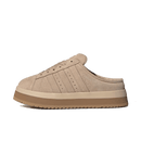 Zijaanzicht van de Adidas Campus 00s Winter Low in Magic Beige met premium suède afwerking en chunky zool Slof