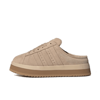 Zijaanzicht van de Adidas Campus 00s Winter Low in Magic Beige met premium suède afwerking en chunky zool Slof