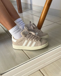 adidas Campus 00s GS Wonder White/Cloud White – Grade School pasvorm gestyled met skinny jeans en crew socks voor frisse streetwear 