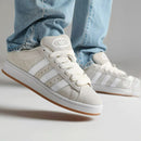 adidas Campus 00s Wonder White Gum – model draagt Regular fit Campus 00s met tapered jeans en crew socks in casual streetwear look, SKU ID1435