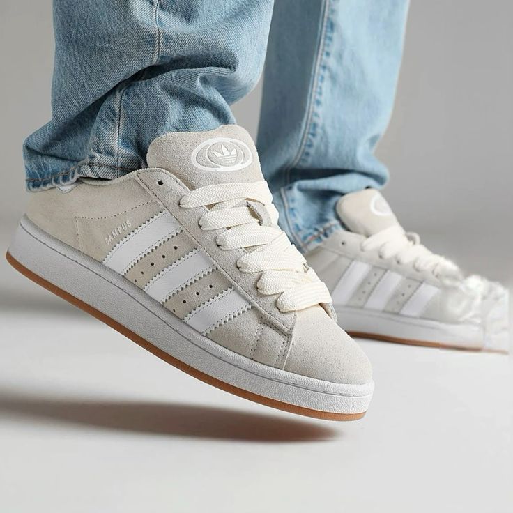 adidas Campus 00s Wonder White Gum – model draagt Regular fit Campus 00s met tapered jeans en crew socks in casual streetwear look, SKU ID1435