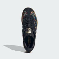 JS3935 adidas Gazelle Bold Liberty London Floral Embroidery (Women’s) – model draagt Normaal / True to size sneaker in botanische streetwear look