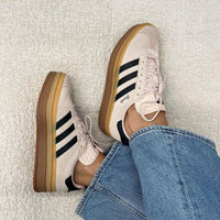 Adidas Gazelle Bold Wonder Quartz Black Gum – gedragen in een edgy streetwear fit met flared pants en cropped hoodie