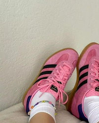 Adidas Gazelle Indoor Bliss Pink Purple – gedragen in kleurrijke fit met vintage sweatpants en cropped pastel jacket