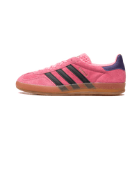 Adidas Gazelle Indoor Bliss Pink Purple – vooraanzicht van de sneaker met lichtroze suède upper, paarse 3-Stripes en doorschijnende gumzool