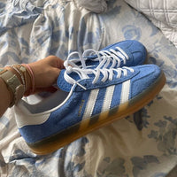 Adidas Gazelle Indoor Blue Bird Gum – close-up van het rijke Blue Bird suède met witte lederen 3-Stripes en goudkleurig Gazelle-logo