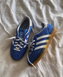 Adidas Gazelle Indoor Blue Bird Gum – tonglabel met Trefoil-logo in wit en hieltab met witte leren afwerking