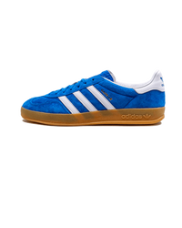 Adidas Gazelle Indoor Blue Bird Gum – vooraanzicht retro sneaker met helderblauwe suède upper en transparante gumzool