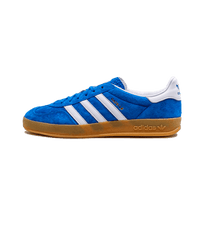 Adidas Gazelle Indoor Blue Bird Gum – vooraanzicht retro sneaker met helderblauwe suède upper en transparante gumzool