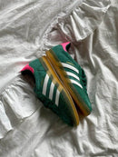 Adidas Gazelle Indoor Collegiate Green Lucid Pink – gedragen in speelse fit met pastel wide-leg pants en oversized hoodie