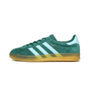 Adidas Gazelle Indoor Collegiate Green – vooraanzicht met diepgroene suède upper, witte 3-Stripes en semi-transparante gumzool