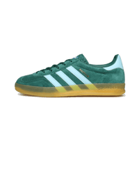 Adidas Gazelle Indoor Collegiate Green – vooraanzicht met diepgroene suède upper, witte 3-Stripes en semi-transparante gumzool